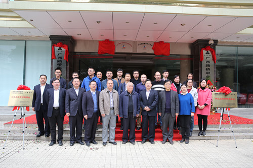 图3：：与会职员合影.jpg