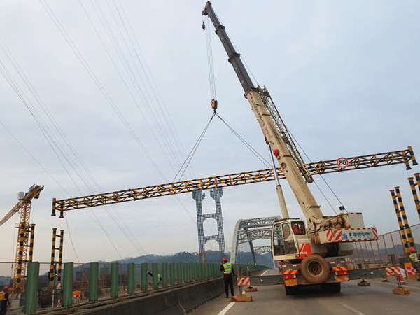 图二：：：防护门架装置架设现场.jpg